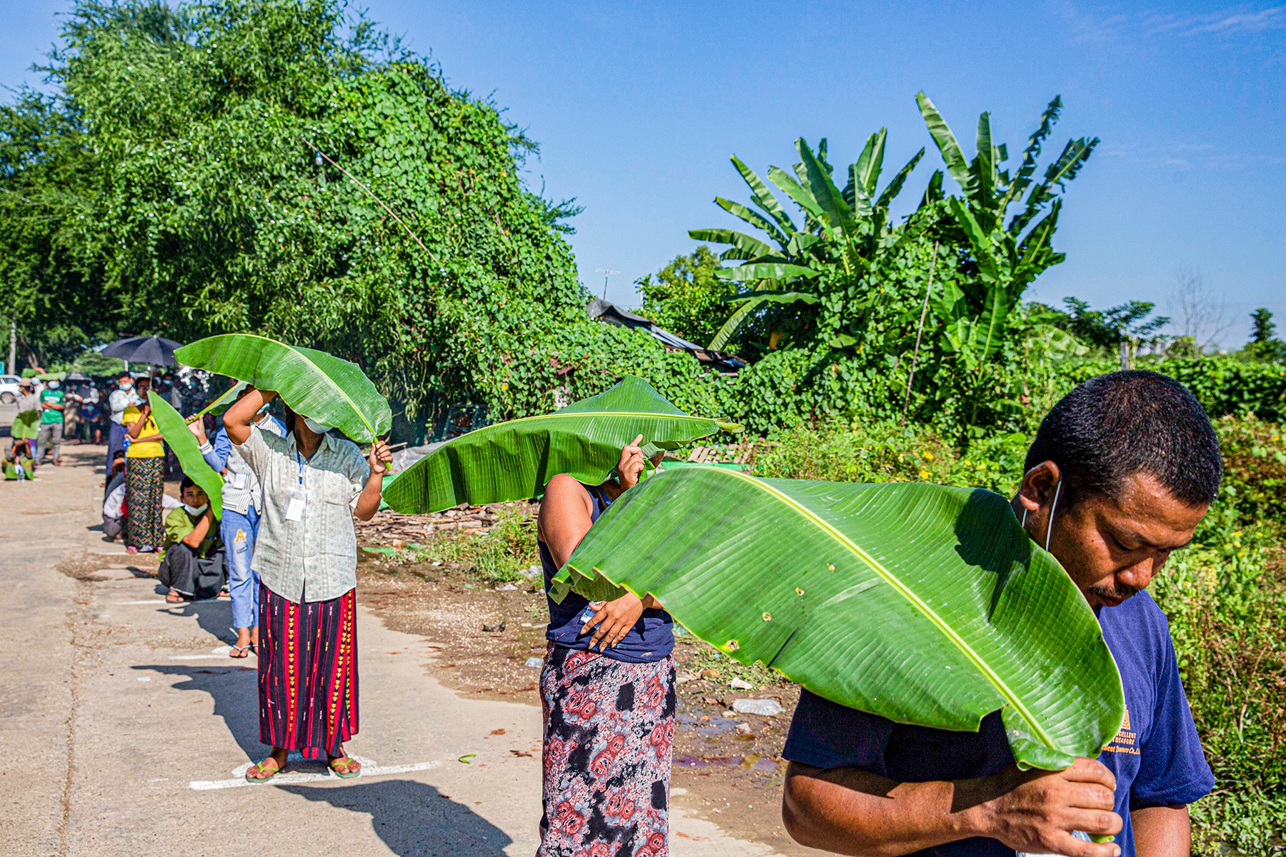 ၂၀၂၀ ရွေးကောက်ပွဲတွင် မဲထည့်ရန် စောင့်ဆိုင်းနေသော ပြည်သူများ