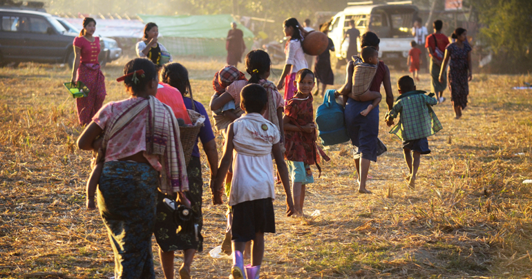 ၂၀၁၉ ခုနှစ် နှစ်ဘက်တိုက်ပွဲကြောင့် ကျောက်တော်မြို့နယ်ရှိ စစ်ရှောင်စခန်းတစ်ခုသို့ထွက်ပြေးလာကြသော ရခိုင်ပြည်သူများ။ (ဓာတ်ပုံ - AFP)