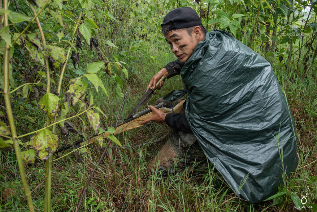 စစ်ကောင်စီရဲ့ အကြမ်းဖက်မှုတွေကြောင့် ရွေးချယ်ခဲ့ရတဲ့ လက်နက်ကိုင်တော်လှန်ရေးအစမှာ လက်လုပ်သေနတ်တွေနဲ့ တိုက်ပွဲဝင်ကြတဲ့ တော်လှန်ရေးရဲဘော်တွေဟာ တိုက်ပွဲဖြစ်ချိန်တိုင်း မကြာခဏညှပ်တဲ့ ကျည်တွေကို ဓါးတစ်ချောင်းနဲ့ ဖယ်ထုတ်လိုက် ပြန်ပစ်လိုက် လုပ်ခဲ့ရတာပါ။November 2021_Mauk Kham Wah