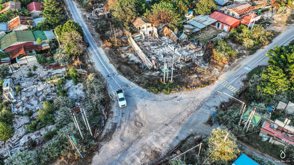 ၁ နှစ်နီးပါး ဒီမောဆိုမှာ တပ်စွဲထားတဲ့ အကြမ်းဖက်စစ်ကောင်စီကို တော်လှန်ရေးတပ်ပေါင်းစုက ၁၁၁၁ စစ်ဆင်ရေးမှာ တိုက်ထုတ်ခဲ့နိုင်ကြတယ်။တိုက်ထုတ်ပြီးချိန်မှာတော့ ဒီမောဆိုတစ်မြို့လုံးက ပျက်စီးနေပြီး မိုင်းတွေအပြည့်နဲ့ ခြုံနွယ်ပိတ်ပေါင်းတွေထူထပ်နေတာကို မြင်တွေ့ခဲ့ရတယ်။ မြို့အထင်ကရ နေရာတစ်ခုကို ၂၀၂၃ ခုနှစ် ဒီဇင်ဘာလမှာ မြင်တွေ့ရတဲ့ပုံဖြစ်ပါတယ်။ December 2023_Mauk Kham Wah