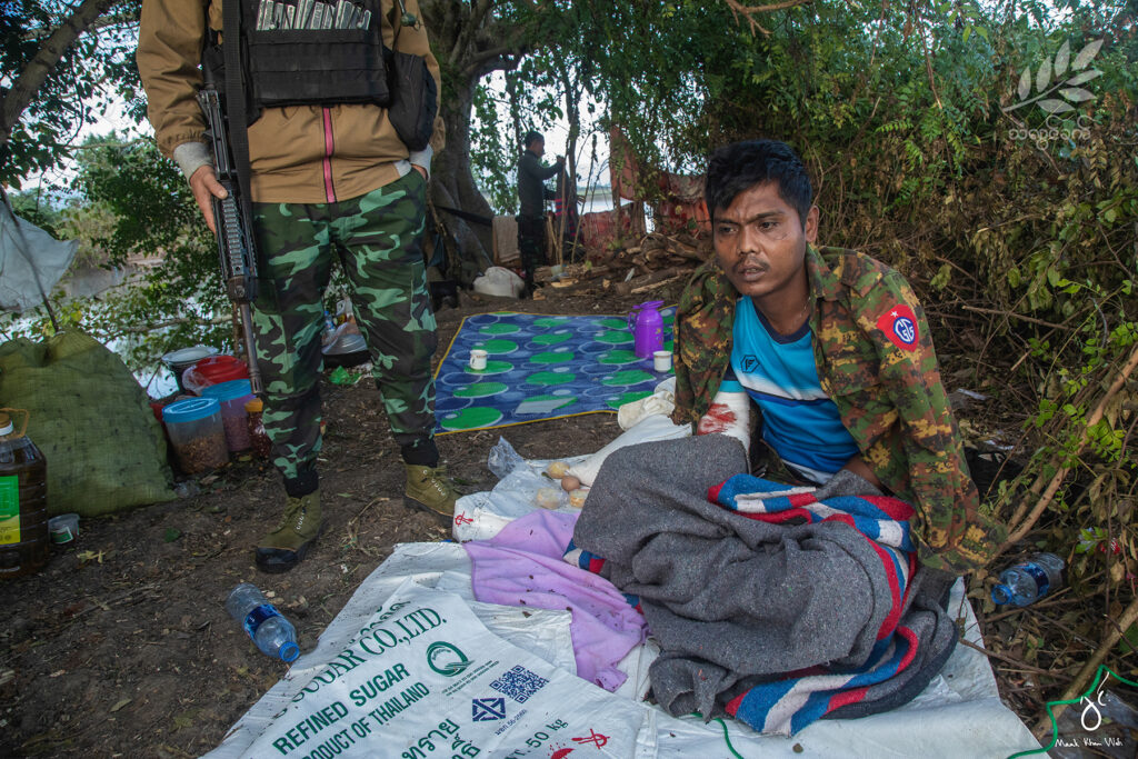 ကရင်နီဒေသရဲ့ နွေဦးတော်လှန်ရေးဟာ စိတ်ဓါတ်နဲ့ဖော်ကျူးထားတဲ့ ပြယုဒ်တစ်ခုပါ။လက်လုပ်သေနတ်ကနေ မြို့သိမ်း၊ စခန်းသိမ်းအထိ ခြေလှမ်းလာတဲ့အခါမှာတော့ စစ်ကောင်စီလက်အောက်ခံတပ်သားတွေရဲ့ အခြေအနေကို မြို့တော်လွိုင်ကော်တိုက်ပွဲမှာ အဖမ်းခံရတဲ့ စစ်ကောင်စီအဖွဲ့ဝင်ပုံရိပ်က သက်သေပြနေပါတယ်။ December 2023_Mauk Kham Wah 