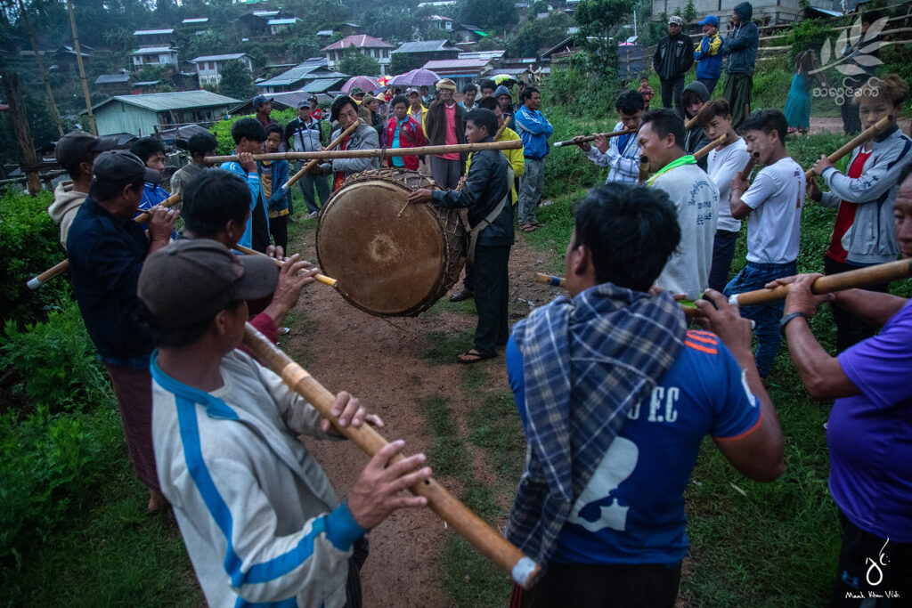 ကယန်း ရိုးရာမင်္ဂလာပွဲ တစ်ခုကို ဖယ်ခုံမြို့အနီးက ရွာတစ်ရွာမှာ မြင်တွေ့ရတဲ့မြင်ကွင်းပါ။သူတို့ဟာ အနီးအနားမှာ လက်နက်ကြီးသံတွေ ကြားနေရပေမယ့် မင်္ဂလာဆောင်ပွဲကိုတော့ ဆက်လက်ကျင်းပခဲ့ကြတယ်။

ရိုးရာ ဗုံပုလွေတို့ကို တီးမှုတ်ကခုန်ပြီး သတို့သားနဲ့ သတို့သမီးကို ကြိုနေကြတဲ့ ရွာသားရွာသူများရဲ့ပုံပါ။

December 2023_Mauk Kham Wah