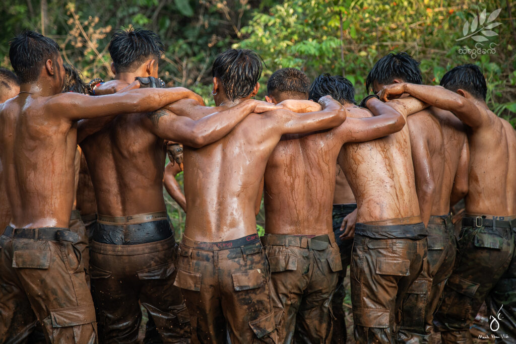 နွေဦးတော်လှန်ရေးမှာ လူငယ်အများစုပါဝင်ခဲ့ကြသလို ကရင်နီမှာလည်း တော်လှန်ရေးအင်အားအများစုက လူငယ်တွေပဲဖြစ်ပါတယ်။ကရင်နီဒေသဟာ မြန်မာပြည်မှာ စစ်ဘေးဒဏ်အသင့်ဆုံးဒေသတွေထဲက တစ်ခုဖြစ်ပြီး လက်နက်ကိုင်တော်လှန်ရေးအရှိန်အဟုန်မြင့်မားခဲ့၊ မြင့်မားဆဲအခြေအနေရှိပါတယ်။
လက်ရှိအချိန်မှာဆိုရင် ပြည်နယ်ရဲ့မြို့တော်လွိုင်ကော်မြို့ကို ၆၀% ထိ ထိန်းချုပ်ထားနိုင်ပြီလို့ တော်လှန်ရေးတပ်ပေါင်းစုကလည်း ထုတ်ပြန်ထားပါတယ်။
ဒါပေမယ့် အဆုံးသတ်ဖို့ကတော့ စိန်ခေါ်မှုတွေနဲ့ ပြည့်နှက်နေပါသေးတယ်။
ဒီပုံရိပ်ကတော့ ၂၀၂၂ ဧပရယ်ကာလမှာ ရိုက်ကူးခဲ့တာဖြစ်ပြီး သင်္ကြန်ပွဲကို ဆင်နွှဲနေတဲ့ တော်လှန်ရေးတပ်သားမျးဖြစ်ပါတယ်။
တချို့ကတော့ အခုချိန်မှာ မရှိကြတော့ပါဘူး။
တချို့ကတော့ ဆက်လက်တော်လှန်နေကြဆဲပါပဲ။

Mauk Kham Wah